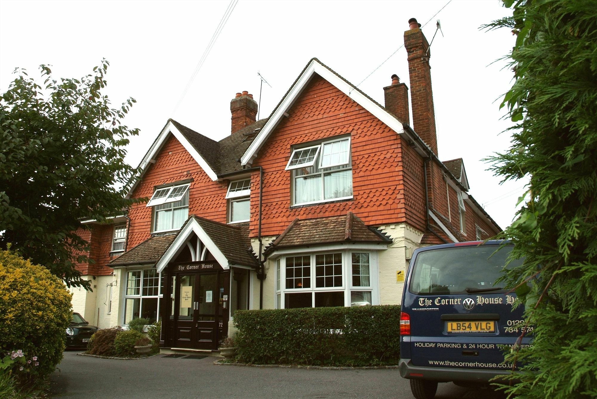 Corner House Hotel Gatwick With Holiday Parking Horley Exterior foto